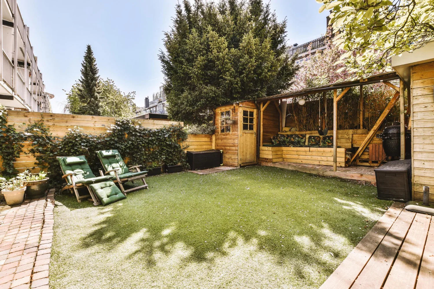 make your backyard look like a hotel garden