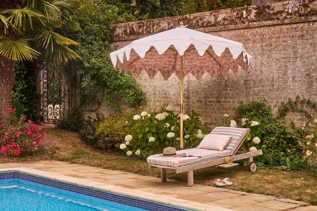 Outdoor Living Trends in the UK Featuring Luxury Garden Parasols